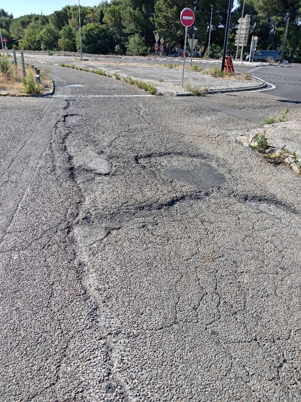 Trous chaussée Ponche près Eleven Club