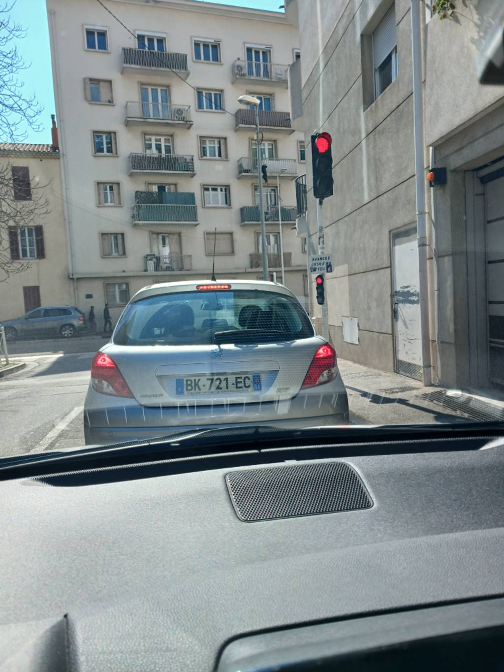 Feu tricolore lent au vert
