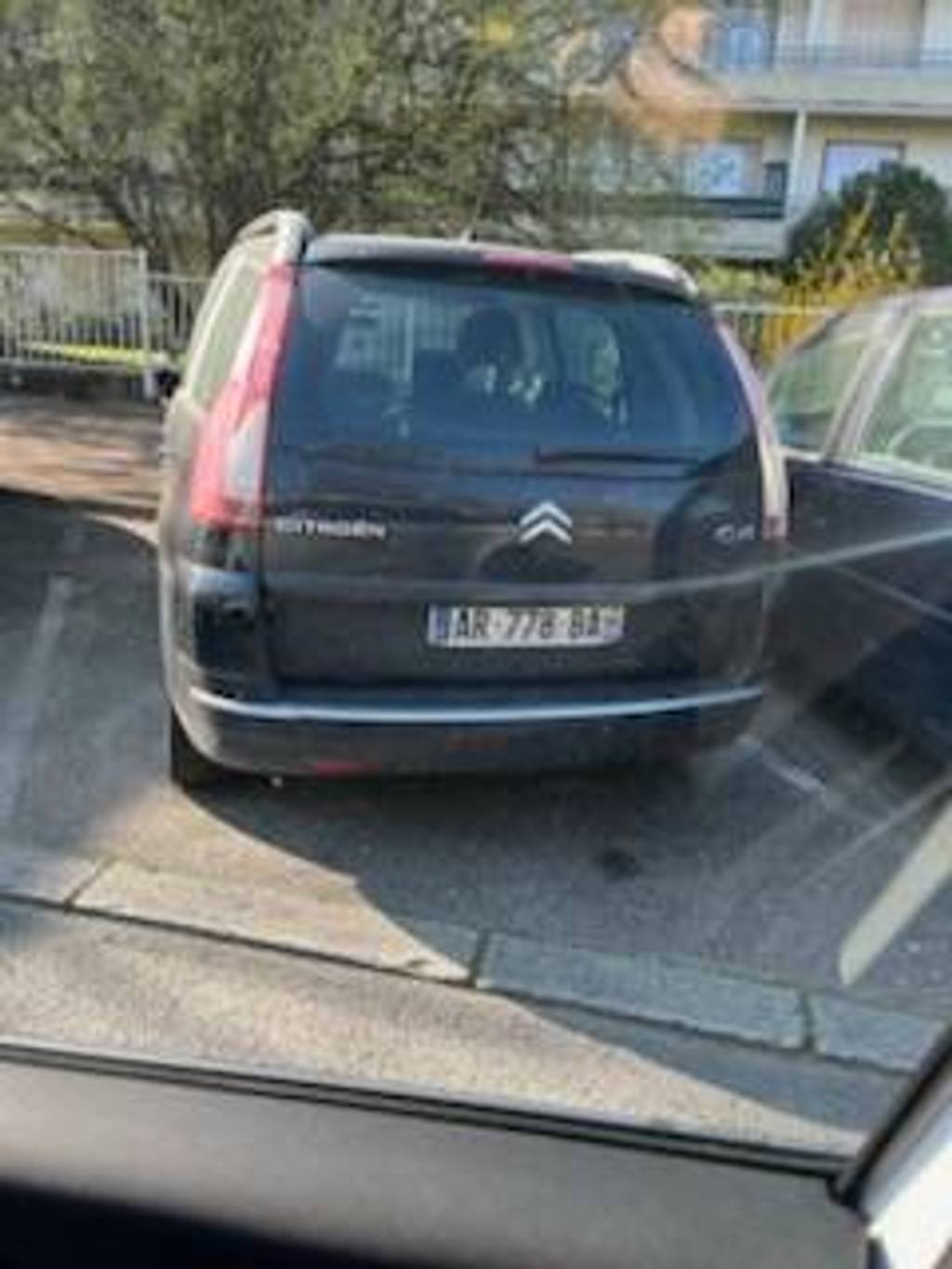 Photo 3 - Voitures ventouses au 56 Avenue Bron