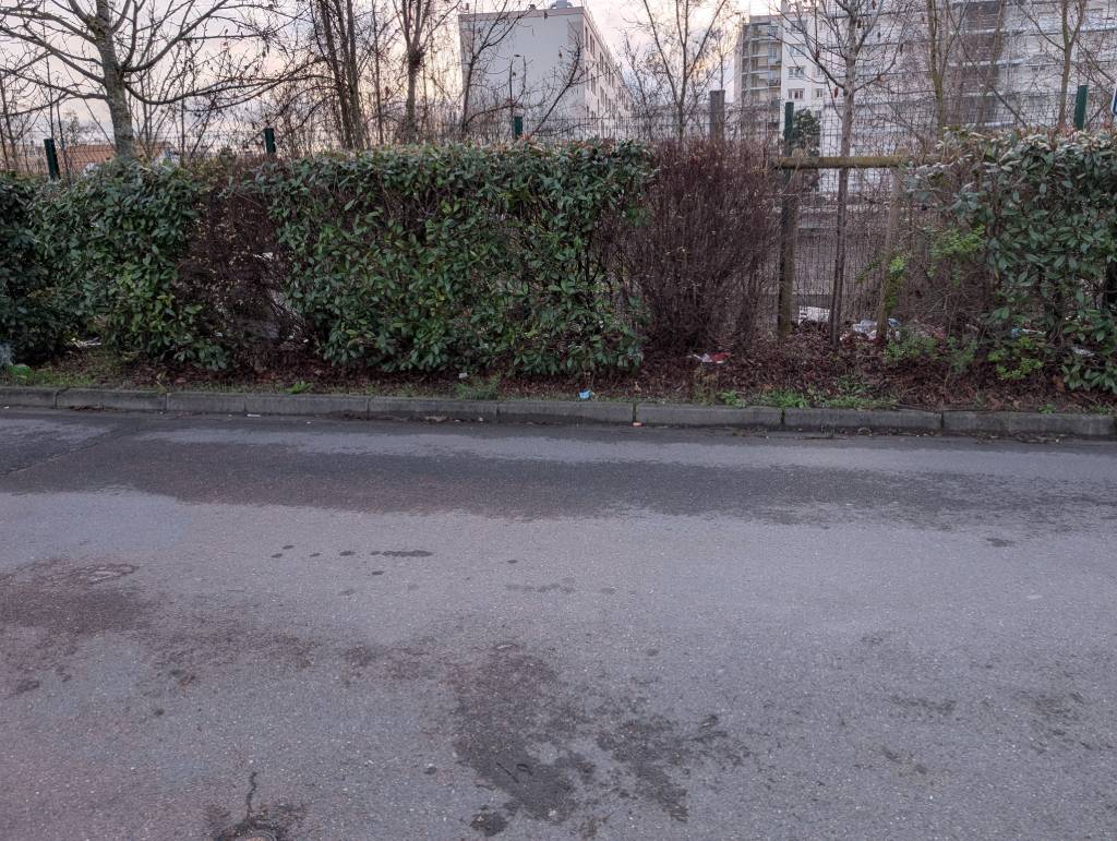 Déchets envolés après tempête rue Diderot