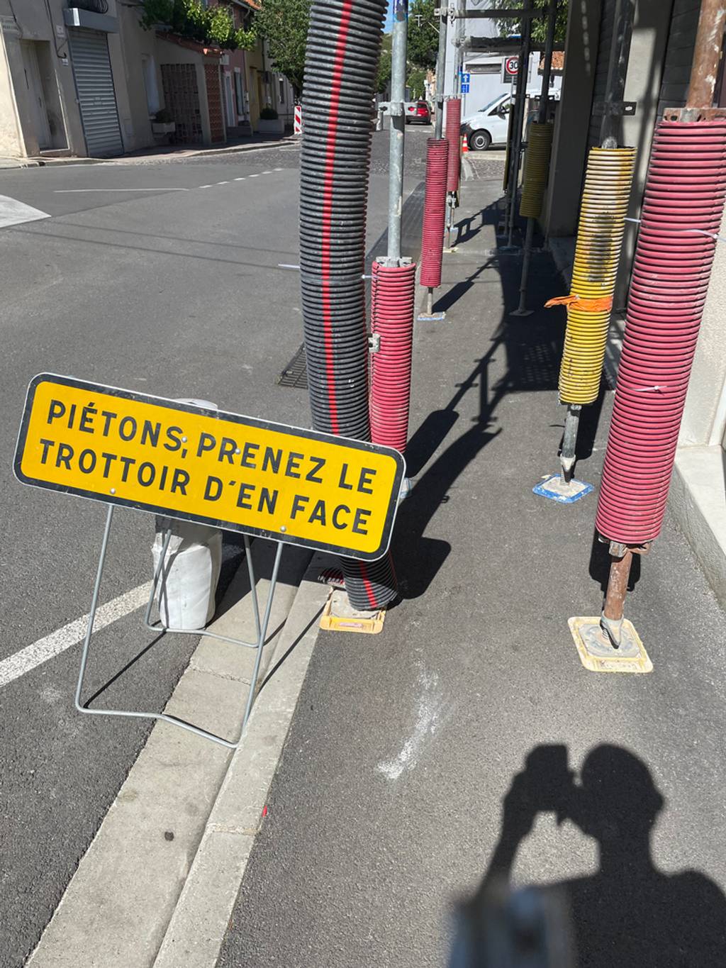 Panneau incitant à prendre trottoir absent.
