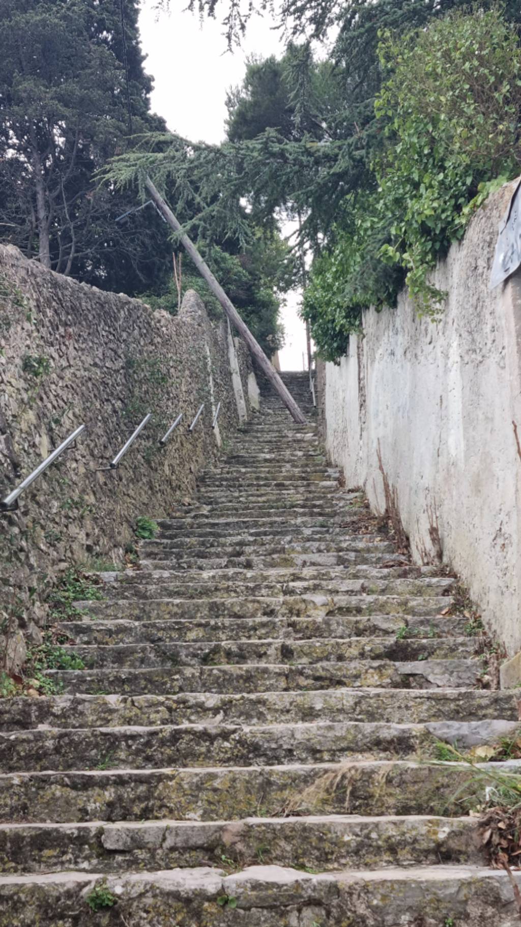 Poteau éclairage bloque chemin du mas.