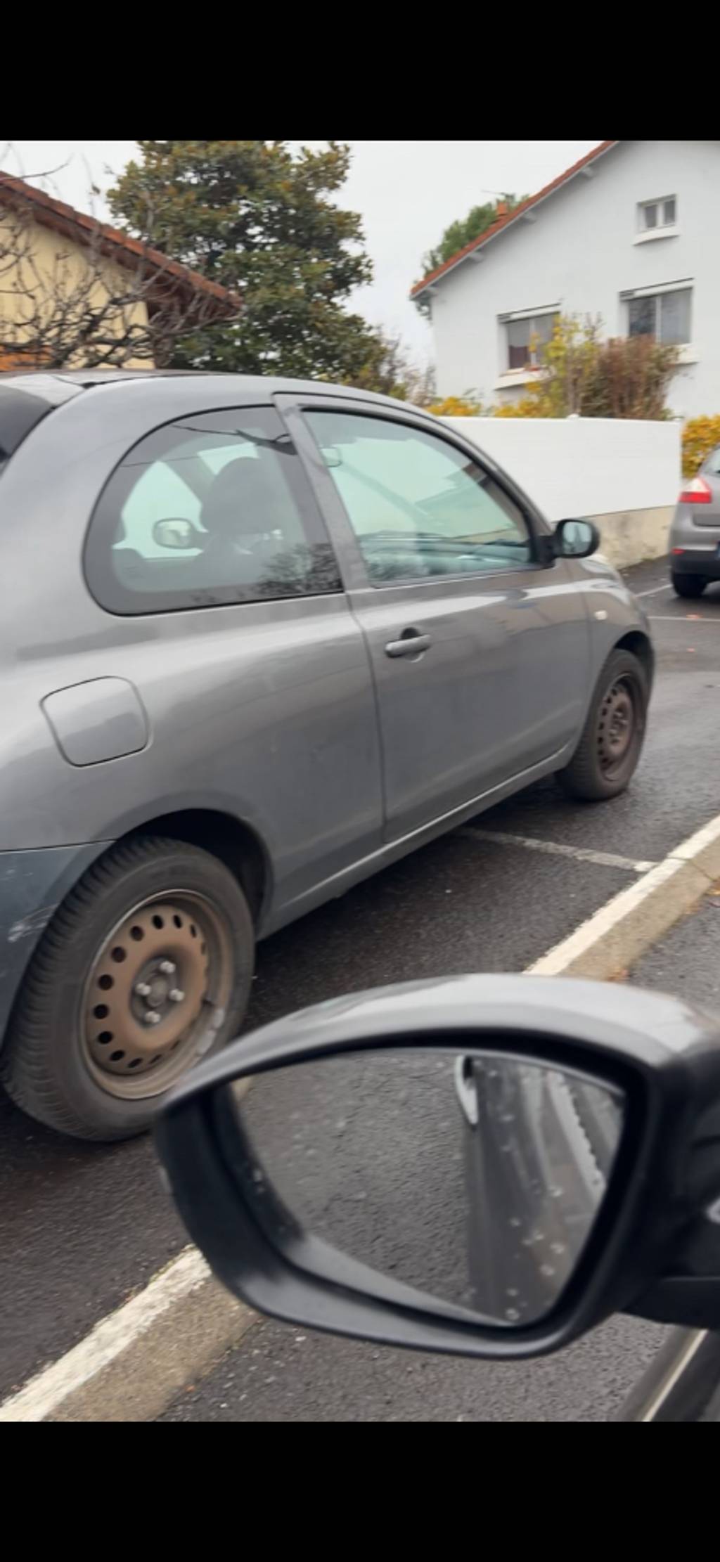 Stationnement abusif, voiture plaque AL-023-BN.