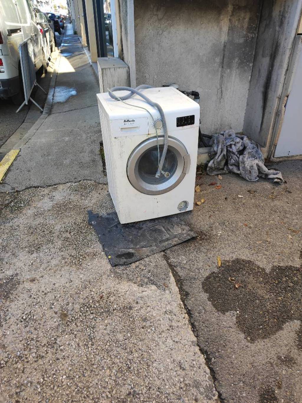 Déchet encombrant sur la voie publique.