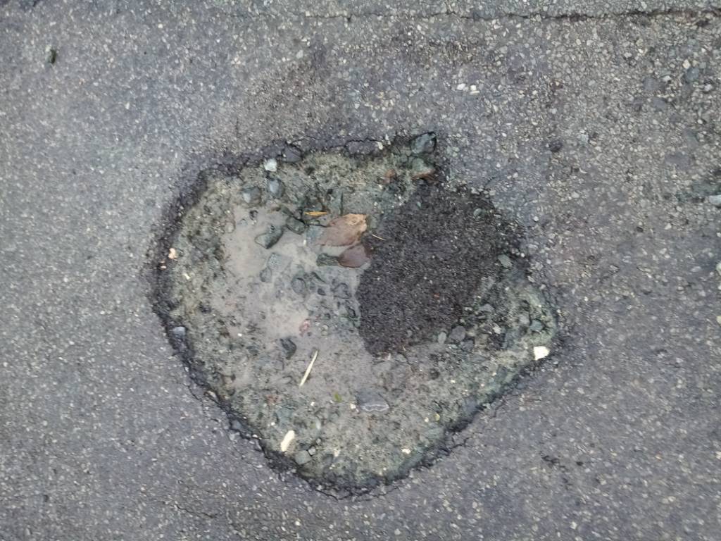 Trous chaussée croisement Rue des Bleuets