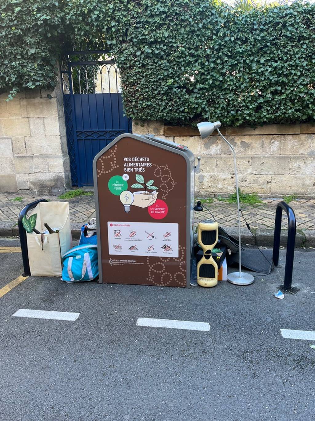 Encombrants persistants près de la borne