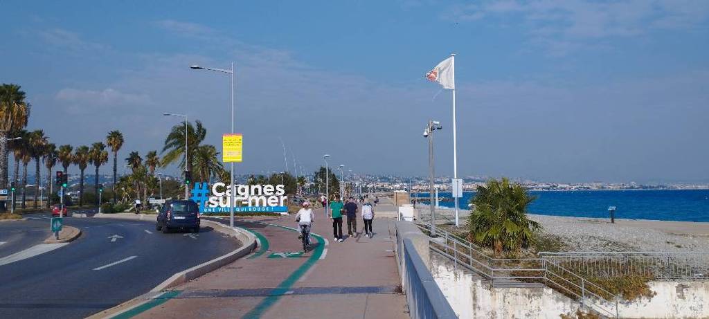 Drapeau des Armoiries de Cagnes détérioré.