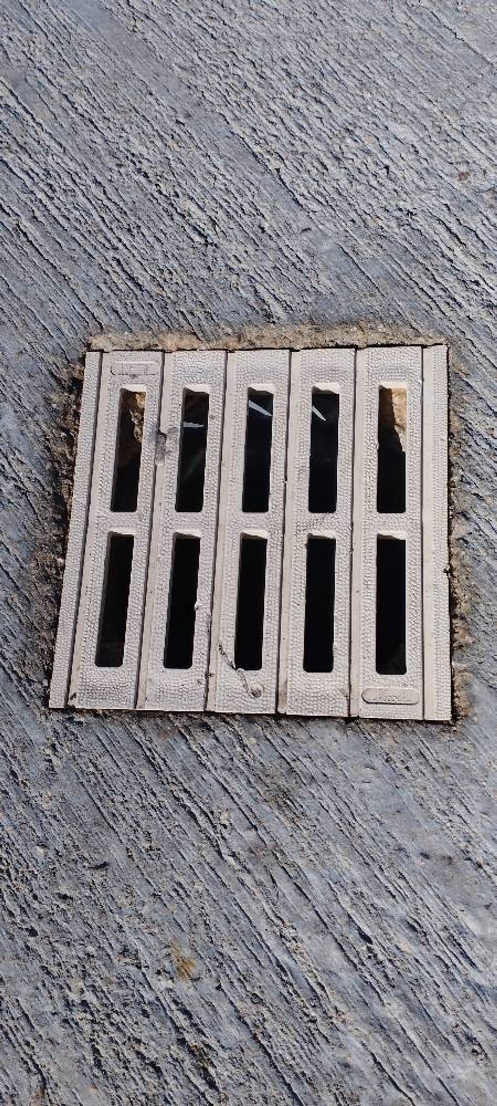 Photo 2 - Trou dalle grille métallique détruite