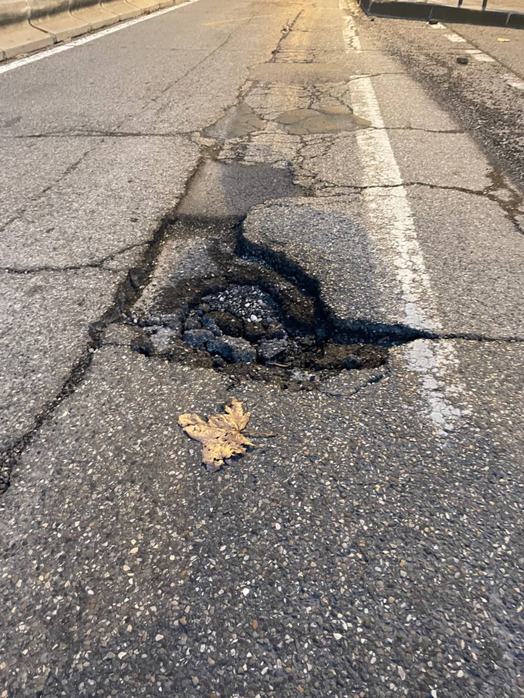 Trou profond dans la chaussée danger