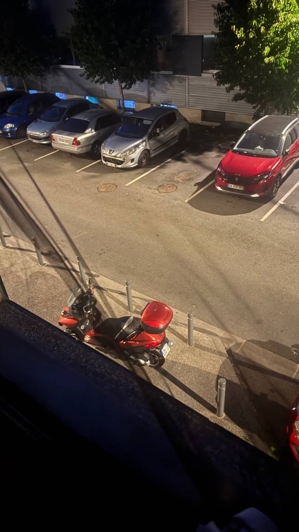 Stationnement abusif et bruyant de scooter et voiture.