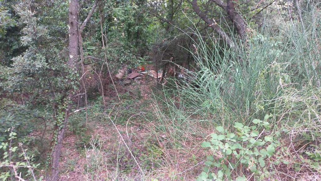 Décharge sauvage près du canal.