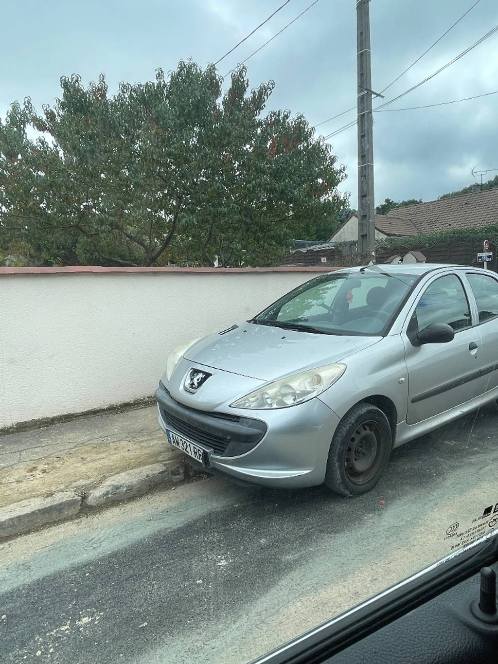 Stationnement gênant sur trottoir, danger circulation.