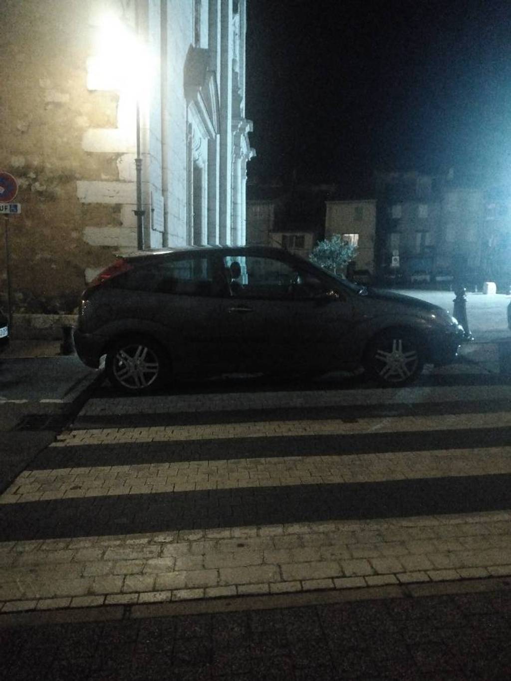 Voiture obstruant un passage piéton.