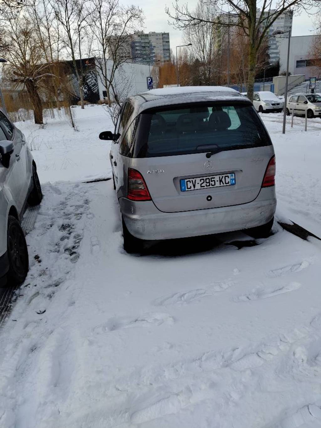 Mercedes stationnée en permanence monopolise parking