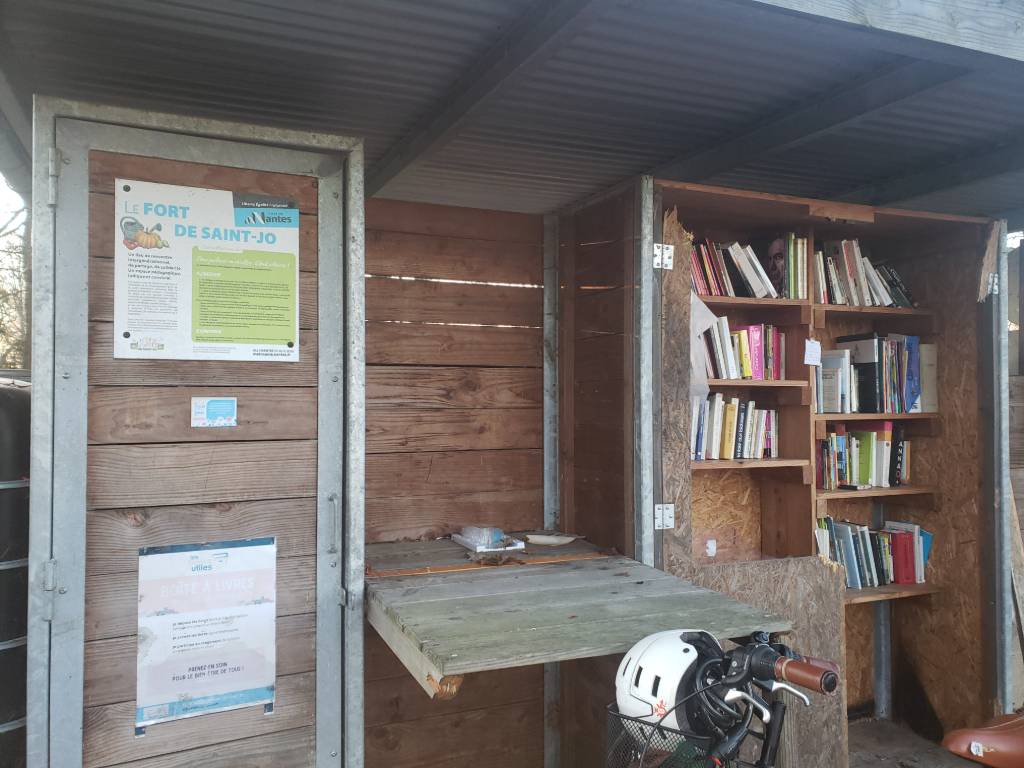 Boîte à livres dégradée à Nantes