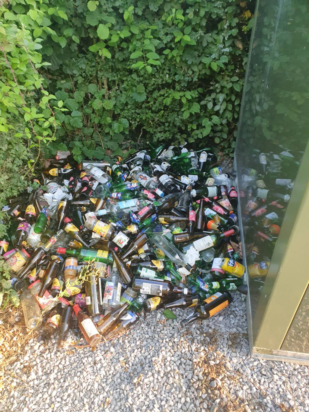 Dépôt de déchets verres au cimetière.