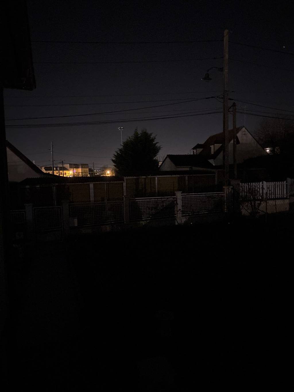 Panne éclairage public rue obscurcie.