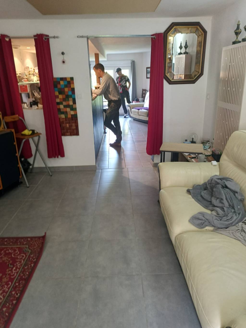 Individus suspects se faisant passer agents.