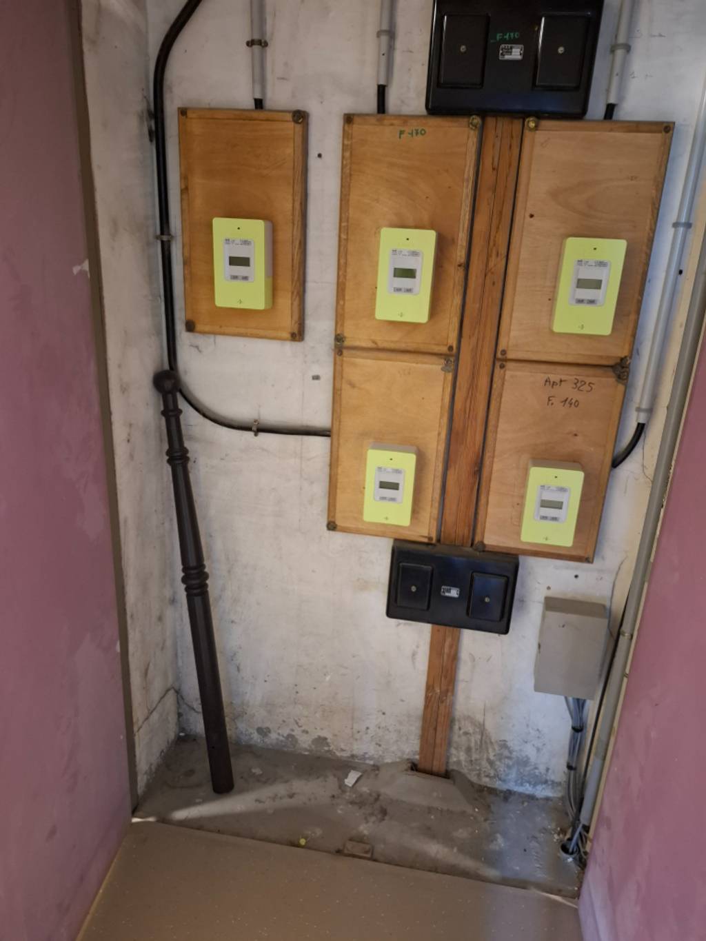 Poteau de trottoir dans placard EDF.