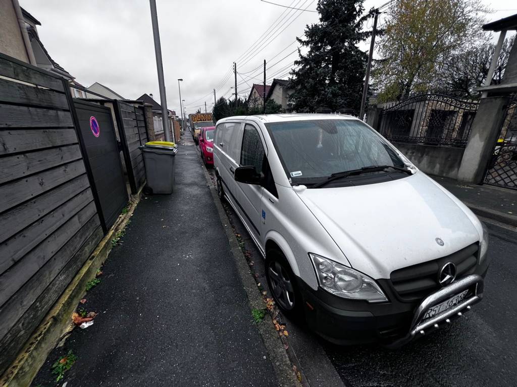 Stationnement gênant devant domicile privé.