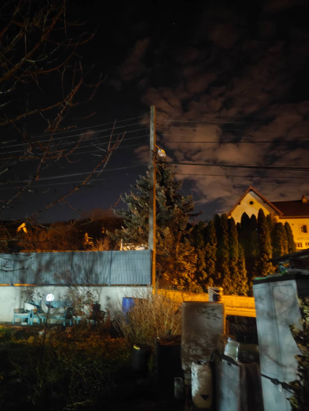 Manque d'éclairage public devant une maison.