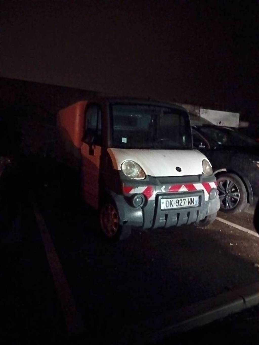 Véhicule abandonné depuis plusieurs mois.