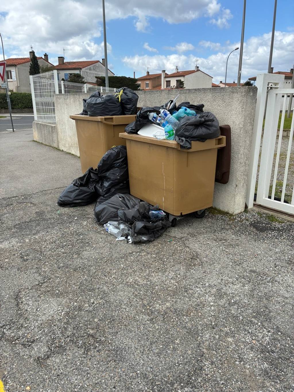Poubelle non triée par agent municipal