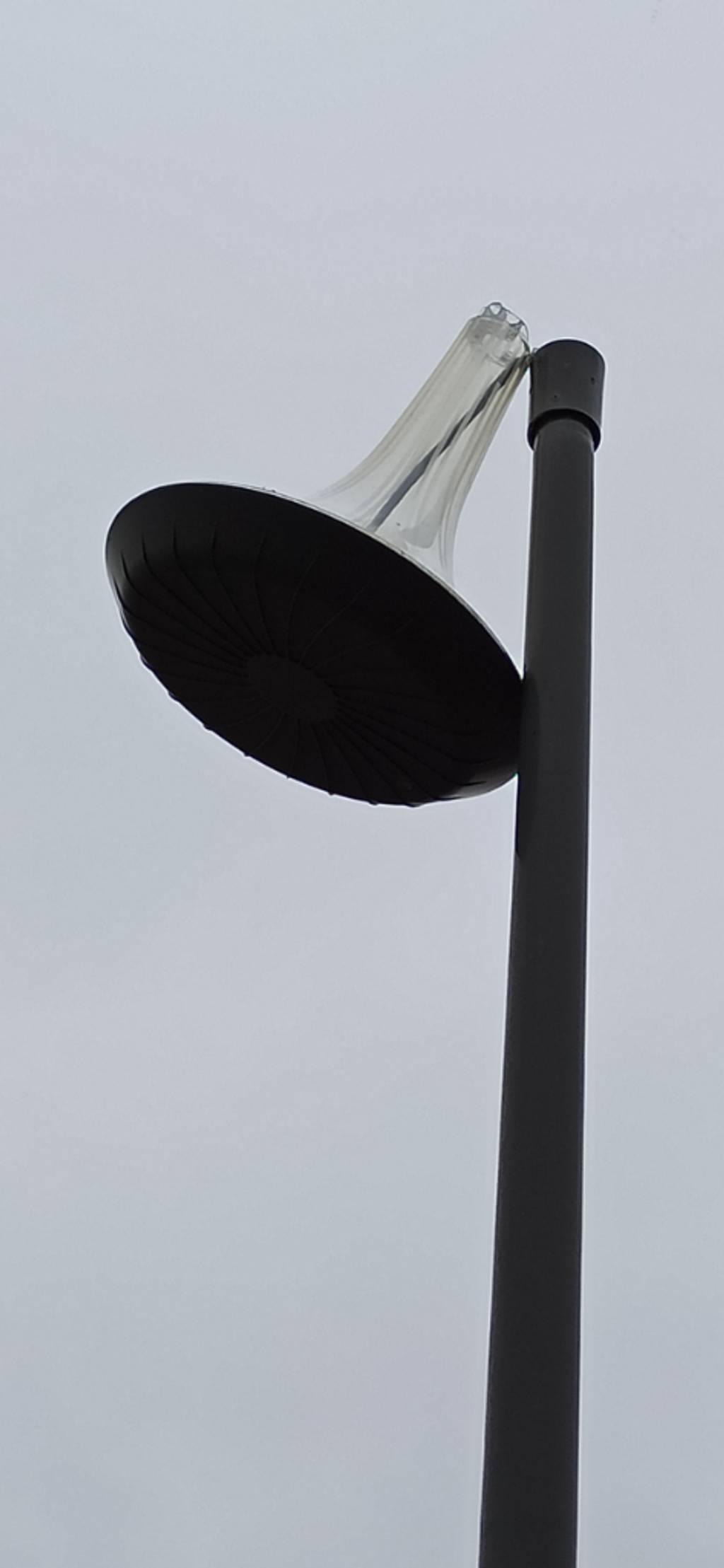 Luminaire public endommagé devant domicile.