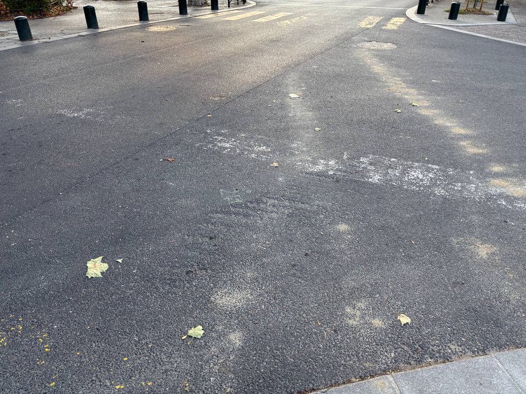 Marquages au sol effacés en intersection.