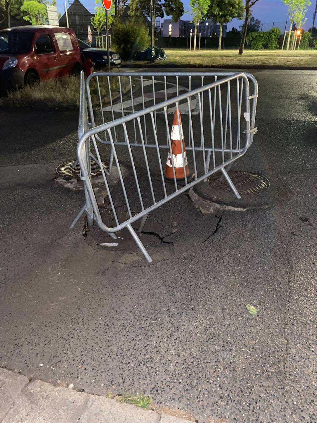 Photo 3 - Affaissement chaussée devant entrée garage souterrain.