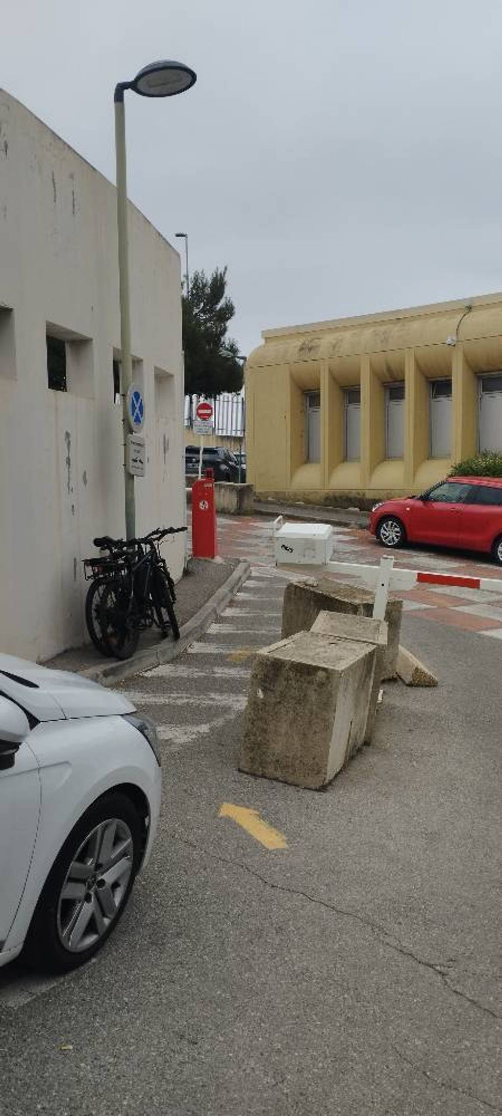 Photo 2 - Absence d'arceaux vélos à l'entrée L'Archet