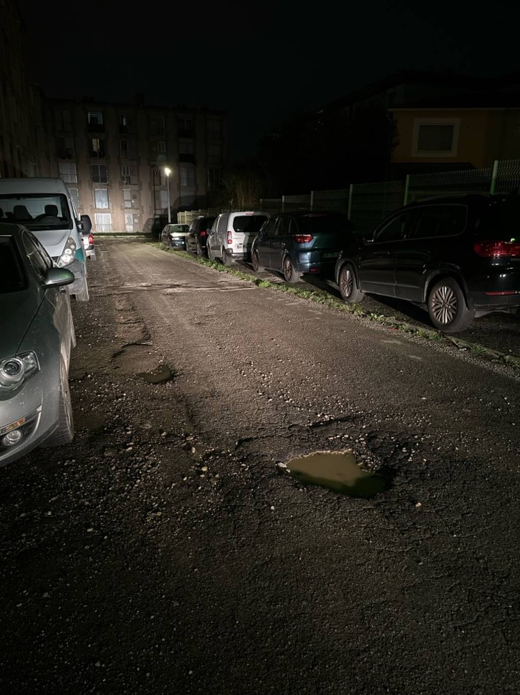 Photo 2 - Cratère récurrent devant 2 rue Romarins.