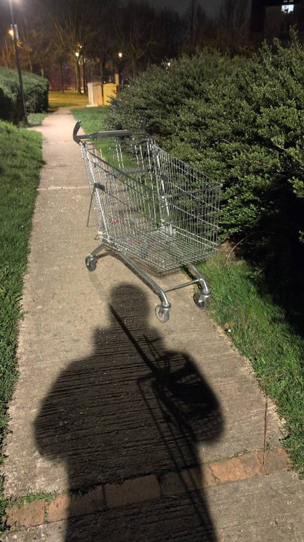 Caddie abandonné sur le trottoir