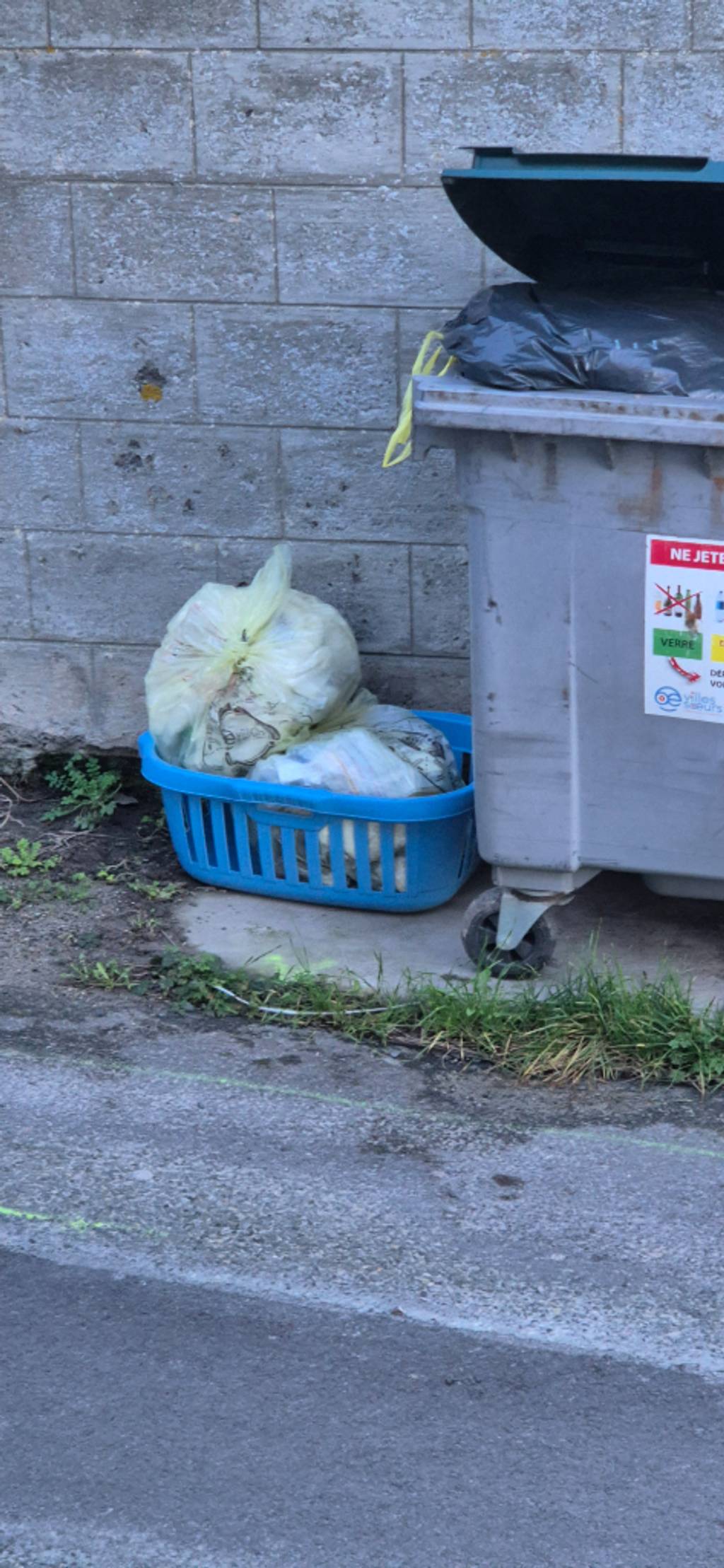 Photo 2 - Dépôt sauvage par véhicule GF-437-AR