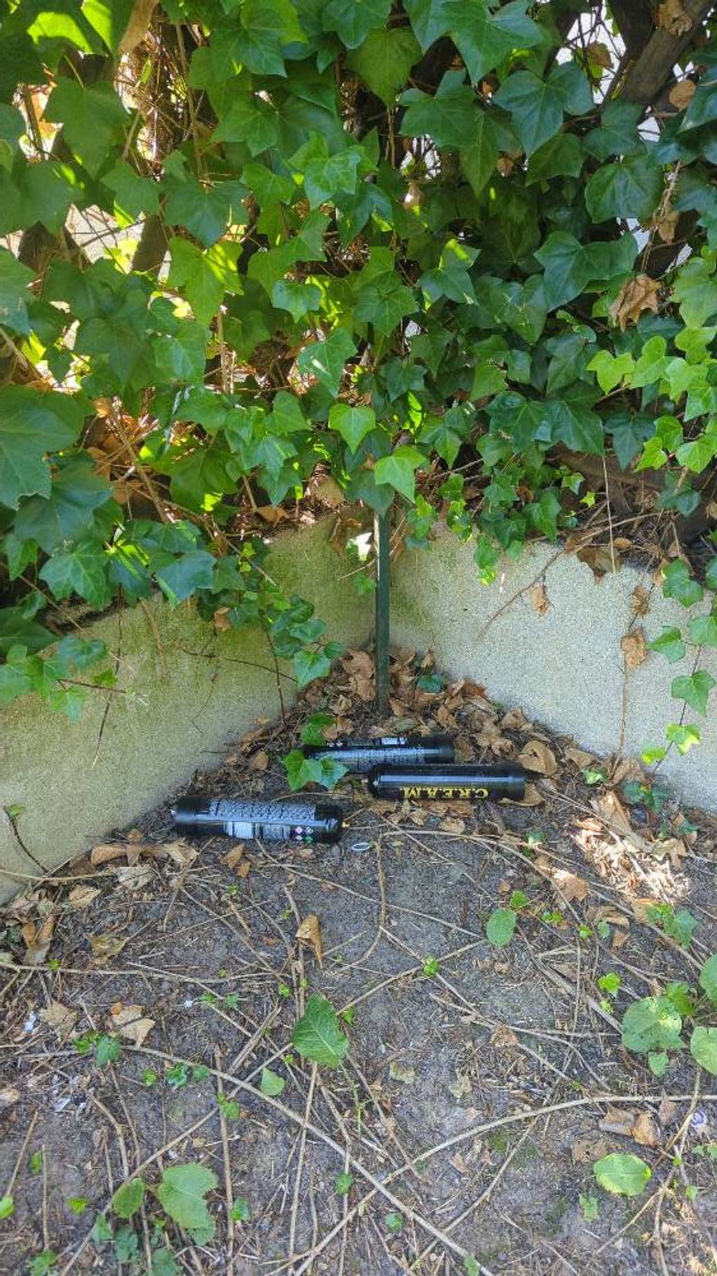 Déchets de bouteilles en ville.