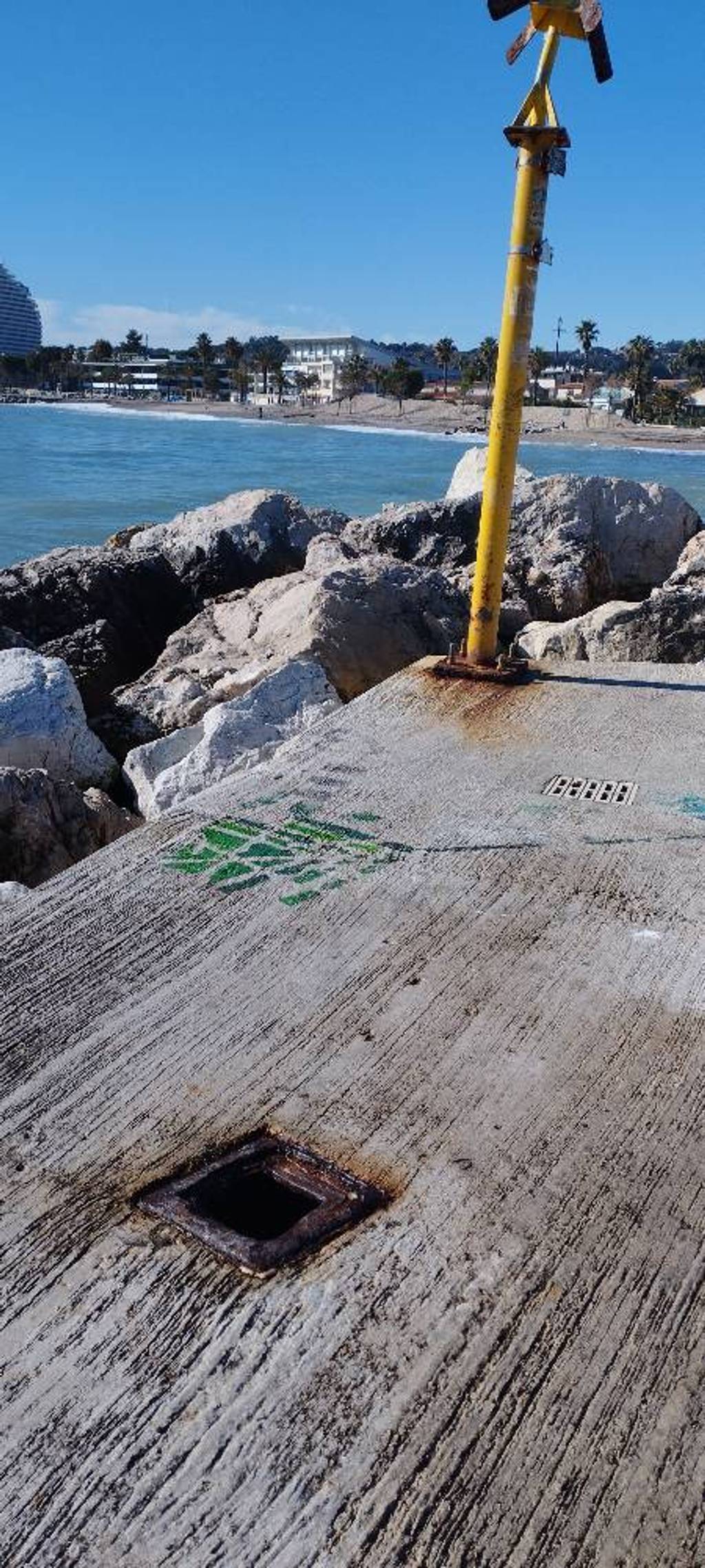 Trou dalle grille métallique détruite