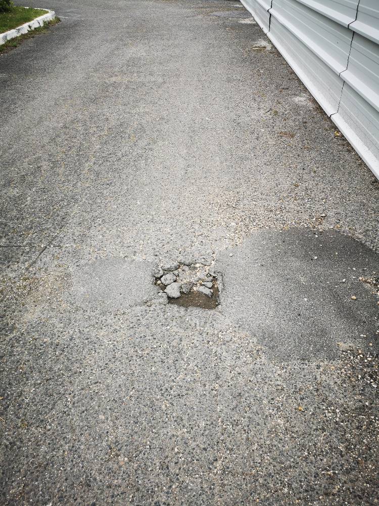 Photo 4 - Nids de poule parking Victor Hugo