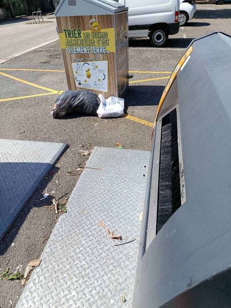 Signalement Déchets au sol devant containers