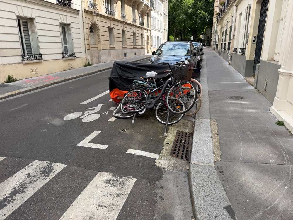 Signalement Voiture endommage parking vélo