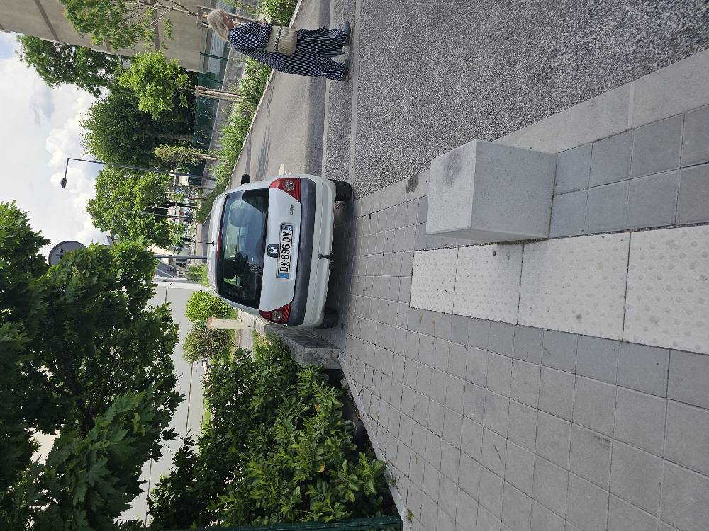 Véhicule stationné sur trottoir