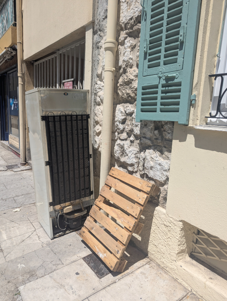Signalement Palettes encombrantes rue de la gendarmerie