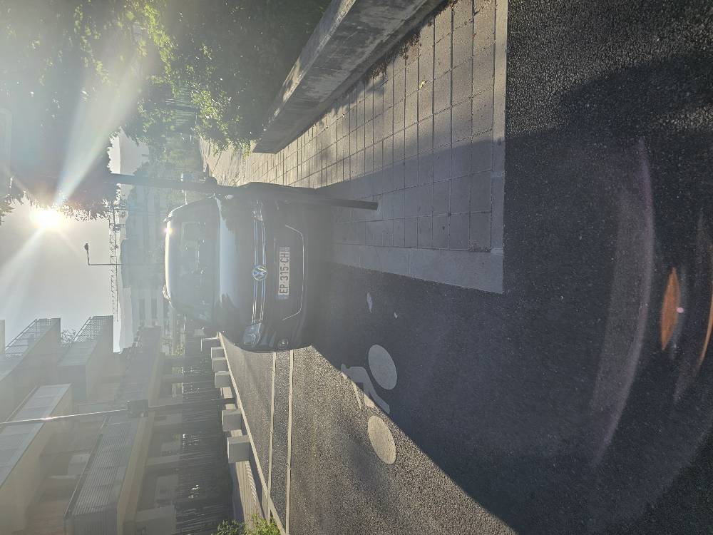 Voiture en double file trottoir