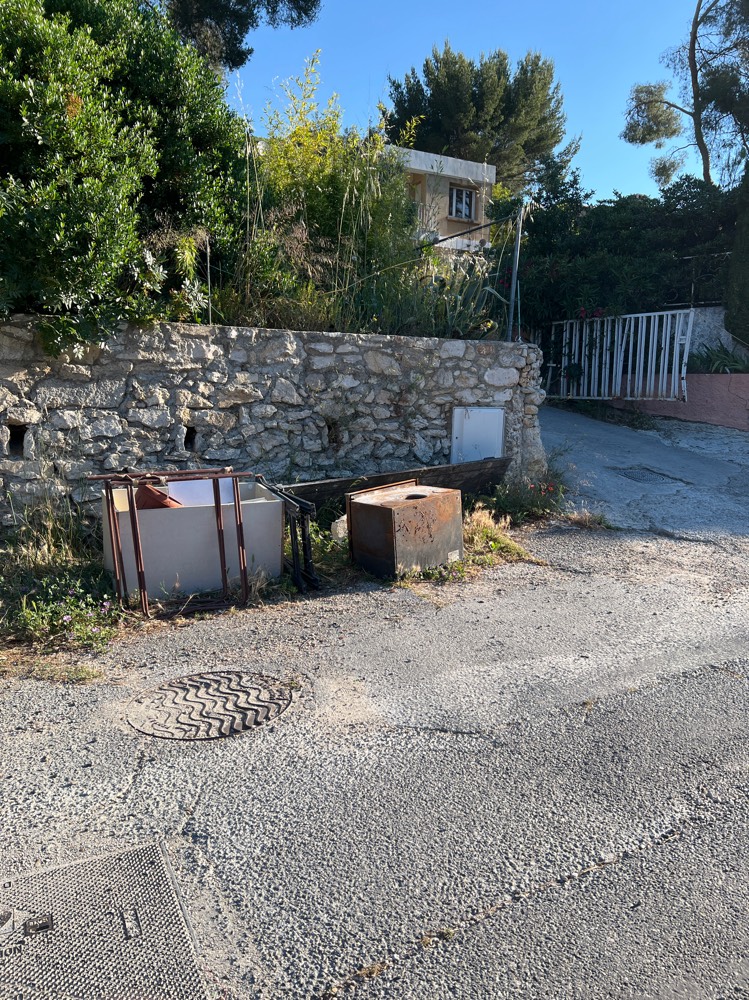 Signalement Conteneurs de tri endommagés
