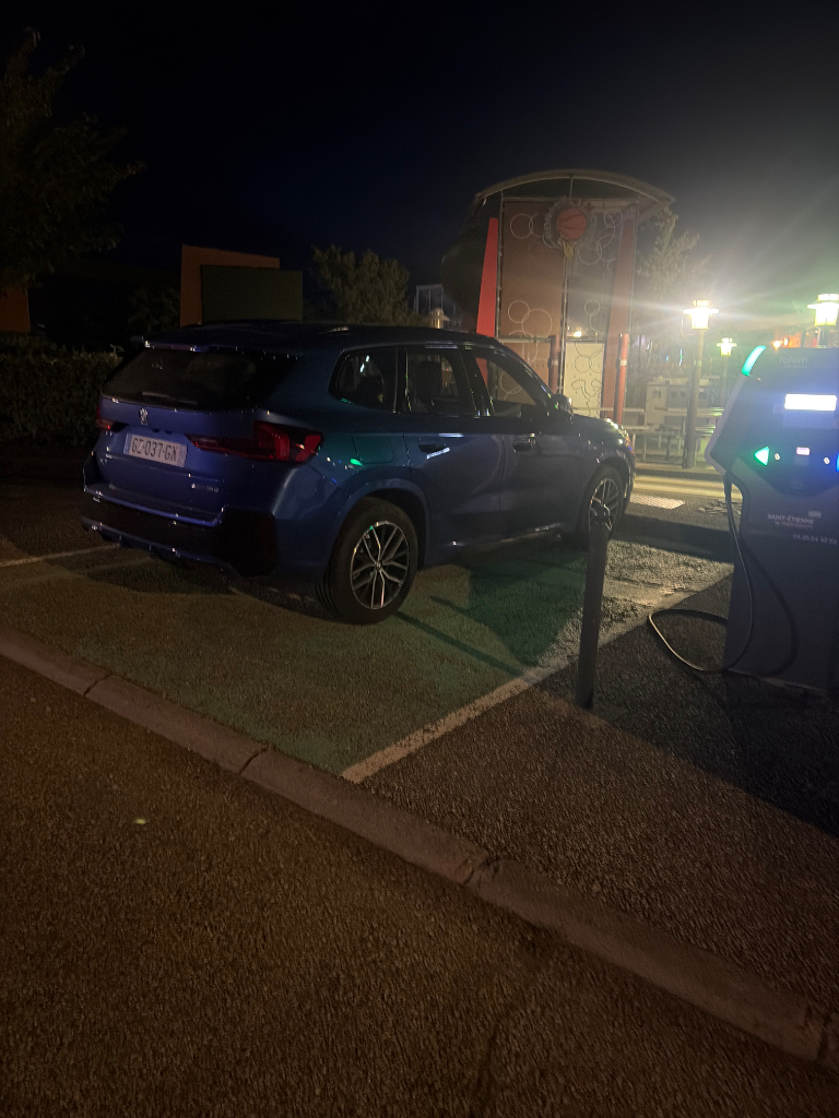 Signalement Voiture bloquant recharge place électrique