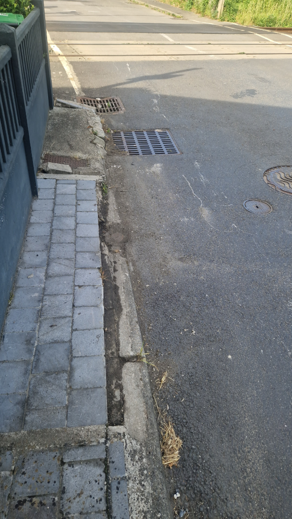 Signalement Trottoir endommagé rue des Tilleuls