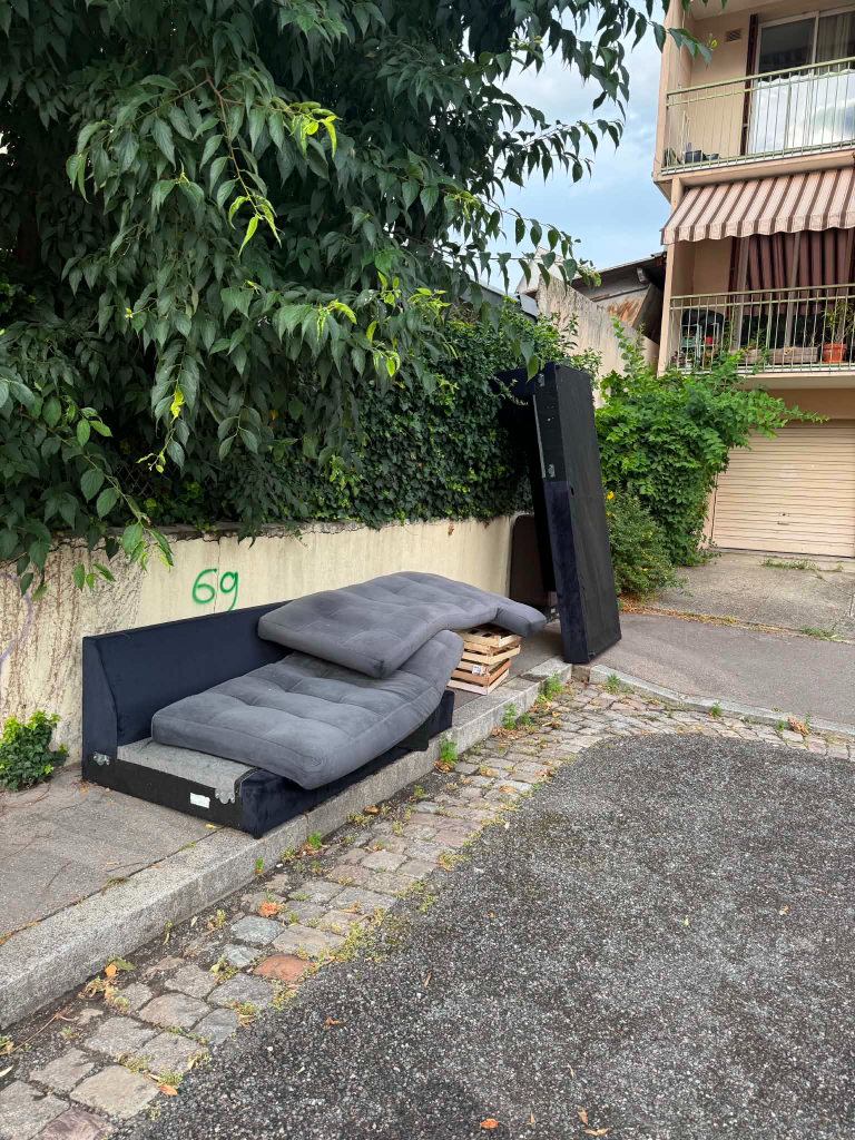 Signalement Canapé abandonné trottoir sortie garage