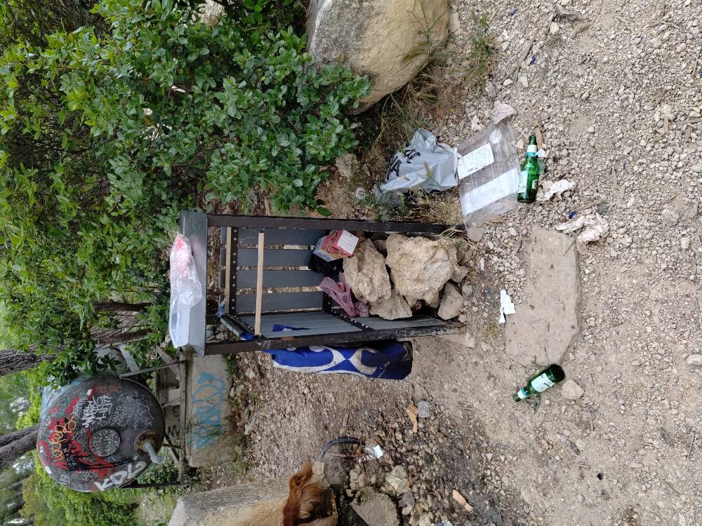 Signalement Déchetterie sauvage devant le parc