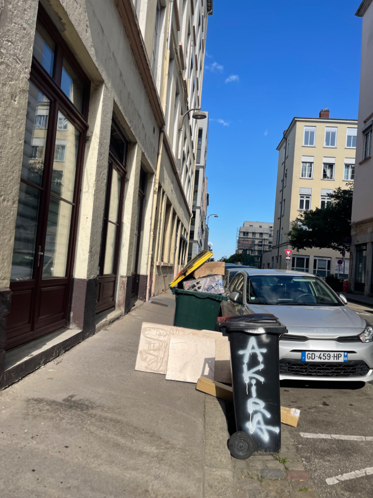 Signalement Dépôt sauvage devant atelier Akira moto