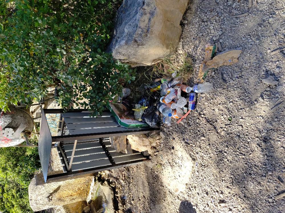 Signalement Détritus accumulés parc des Bruyères