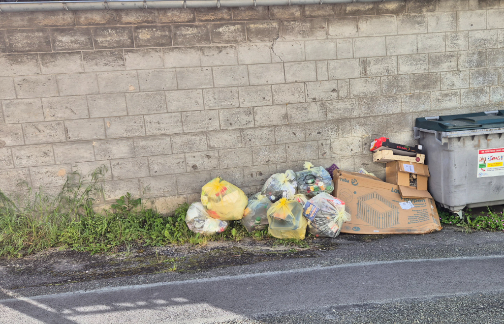 Signalement Dépôt sauvage déchets trottoir